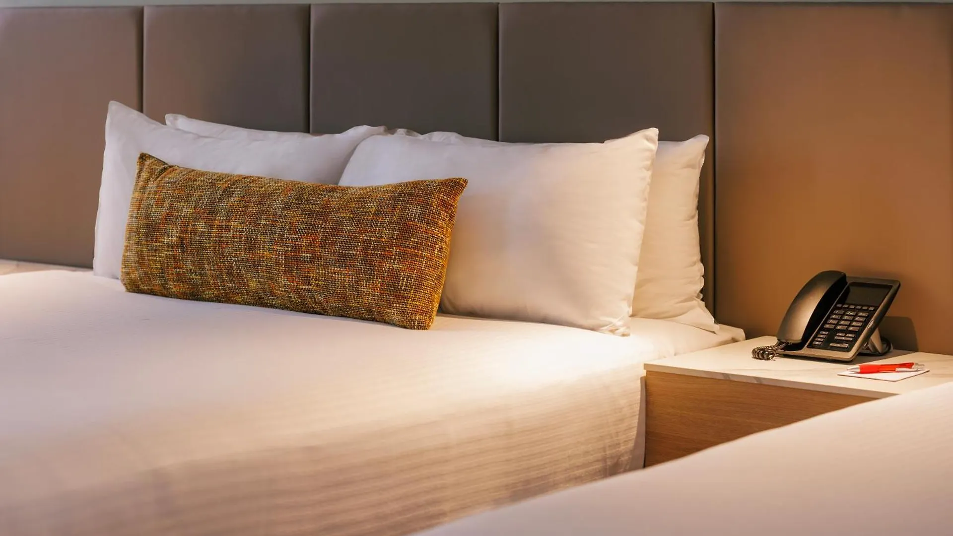 **** Hotel The Chancellor On Currie Adelaide Australia